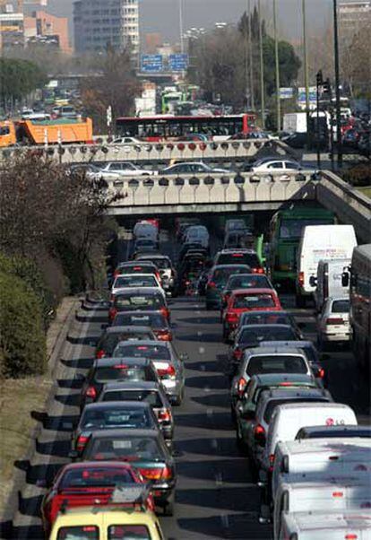 Las matriculaciones de turismos han caído con fuerza en abril.