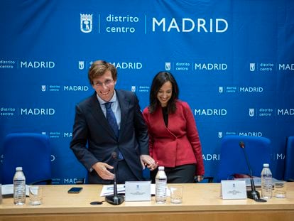 El alcalde, José Luis Martínez-Almeida, con la delegada del Gobierno en Madrid, Mercedes González, antes de la rueda de prensa que han ofrecido tras reunirse con asociaciones de vecinos de Lavapiés, este lunes.