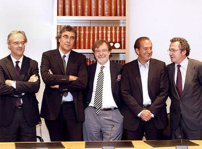 De izquierda a derecha, Pedro García Guillén, consejero delegado de Sogecable; Tatxo Benet, consejero de Mediapro; Juan Luis Cebrián, consejero delegado de PRISA, José Miguel Contreras, consejero delegado de La Sexta, y Manuel Polanco, director general de PRISA.