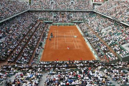 Vista aérea de la pista central de Roland Garros durante el partido entre Nadal y Schwank.