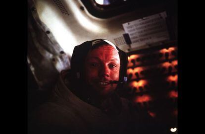 Neil Armstrong dentro del m&oacute;dulo Lunar posado en el suelo de la Luna.