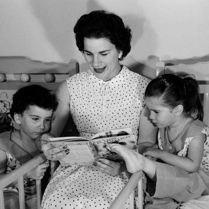 Delia Gondar lee un libro a sus hijas Delia María y Conchita antes de dormir en su casa de Marianao, Cuba, alrededor de 1955.