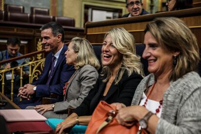 Desde la izquierda, varios miembros del Gobierno en funciones: el presidente, Pedro Sánchez; la vicepresidenta primera y ministra de Asuntos Económicos, Nadia Calviño; la vicepresidenta segunda y ministra de Trabajo, Yolanda Díaz; y la vicepresidenta tercera y ministra para la Transición Ecológica, Teresa Ribera.