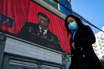 Una pantalla al aire libre visiona el discurso del presidente chino en la ciudad de Yan'an.