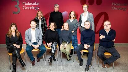 Miguel Ángel Quintela, de pie a la derecha, posa con otros nueve investigadores del proyecto en la sede del CNIO en Madrid.