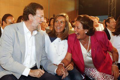 Mariano Rajoy, con Ana Mato y Rita Barberá, durante el acto de ayer en Zaragoza.