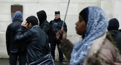 Un policía francés vigila a las puertas de la Gran Mezquita de París.
