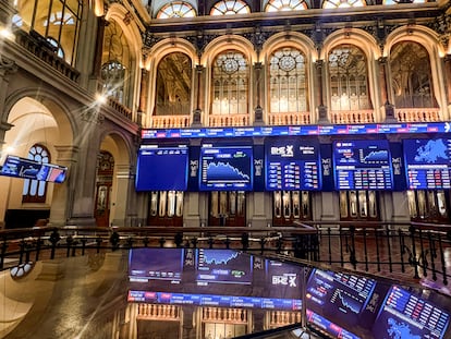 Varios paneles y monitores muestran en el parqué madrileño la evolución de la Bolsa