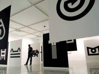 Fotografía cedida donde se ve a un visitante observando obras del diseñador español Manuel Estrada. EFE/ESTUDIO MANUEL ESTRADA