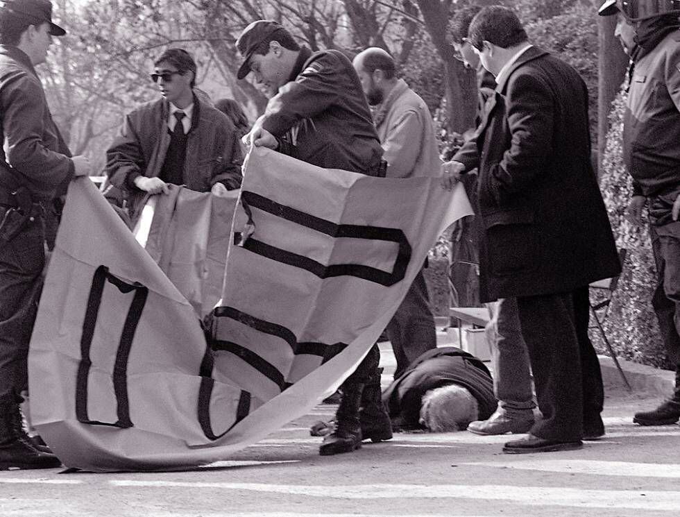 El cuerpo sin vida del profesor Broseta, tras ser asesinado por ETA, el 15 de enero de 1992 en Valencia.