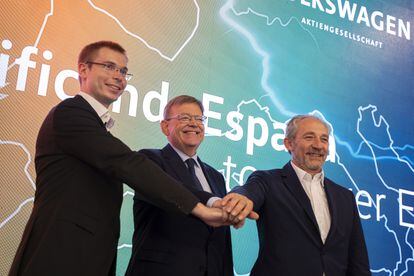 El presidente de la Generalitat, Ximo Puig, entre el jefe de Operaciones de PowerCo, Sebastian Wolf (izquierda) y el vicepresidente de Compras de Seat, Alfonso Sancha.