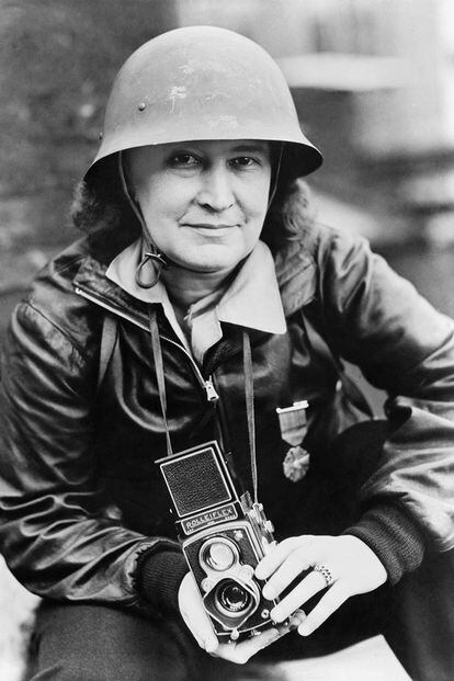 Thérèse Bonney (1894-1978)

Con un doctorado de Harvard bajo el brazo, llegó a París para convertirse en fotógrafa y promover el cambio cultural entre Francia y Estados Unidos. La Segunda Guerra Mundial le pilló de pleno, y decidió dedicarse a cubrir la realidad que estaban viviendo los civiles durante el conflicto: "Trato de conseguir la verdad y traerla de vuelta para intentar que otros la enfrenten y decidan hacer algo al respecto". Entre sus condecoraciones recibió la Legión de Honor y la Cruz de Guerra Francesa. Además, publicó varios foto-ensayos e inspiró un cómic, Photo-fighter.

 

 