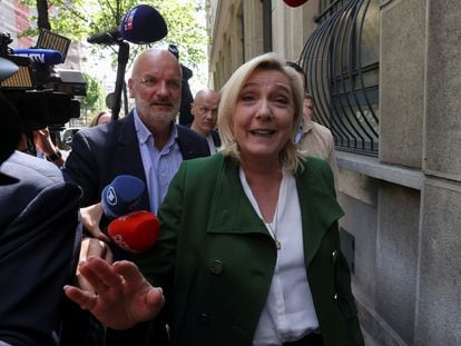 Marine Le Pen llega este lunes a la sede de su partido, Reagrupamiento Nacional, tras la derrota del domingo en las elecciones presidenciales francesas