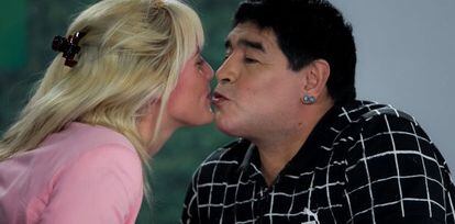 Maradona besa a su novia Rocío Oliva.