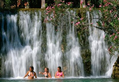 Si se quiere huir del gentío, se recomienda visitar <a href="https://lasfuentesdelalgar.com/" target="_blank">Fonts d’Algar en temporada baja</a>. No será posible bañarse en sus cascadas y piscinas naturales, pero sí disfrutar con tranquilidad de uno de los enclaves más bellos de la comunidad. Recorrer sus sendas a solas supone toda una experiencia. Situadas en la comarca de la Marina Baja, a tan solo 15 kilómetros de Benidorm y a tres del centro urbano de Callosa d’en Sarrià, este paraje natural reúne espectaculares cascadas, acequias centenarias y numerosas fuentes manantiales que brotan de la roca caliza. Actualmente, debido a la covid, su aforo es limitado y es obligatorio el uso de mascarilla. Abre todos los días de la semana y las entradas se venden directamente en taquilla o por Internet (4 euros, los adultos; 2 euros, los niños a partir de 4 años; <a href="https://lasfuentesdelalgar.com/" target="_blank">lasfuentesdelalgar.com</a>).