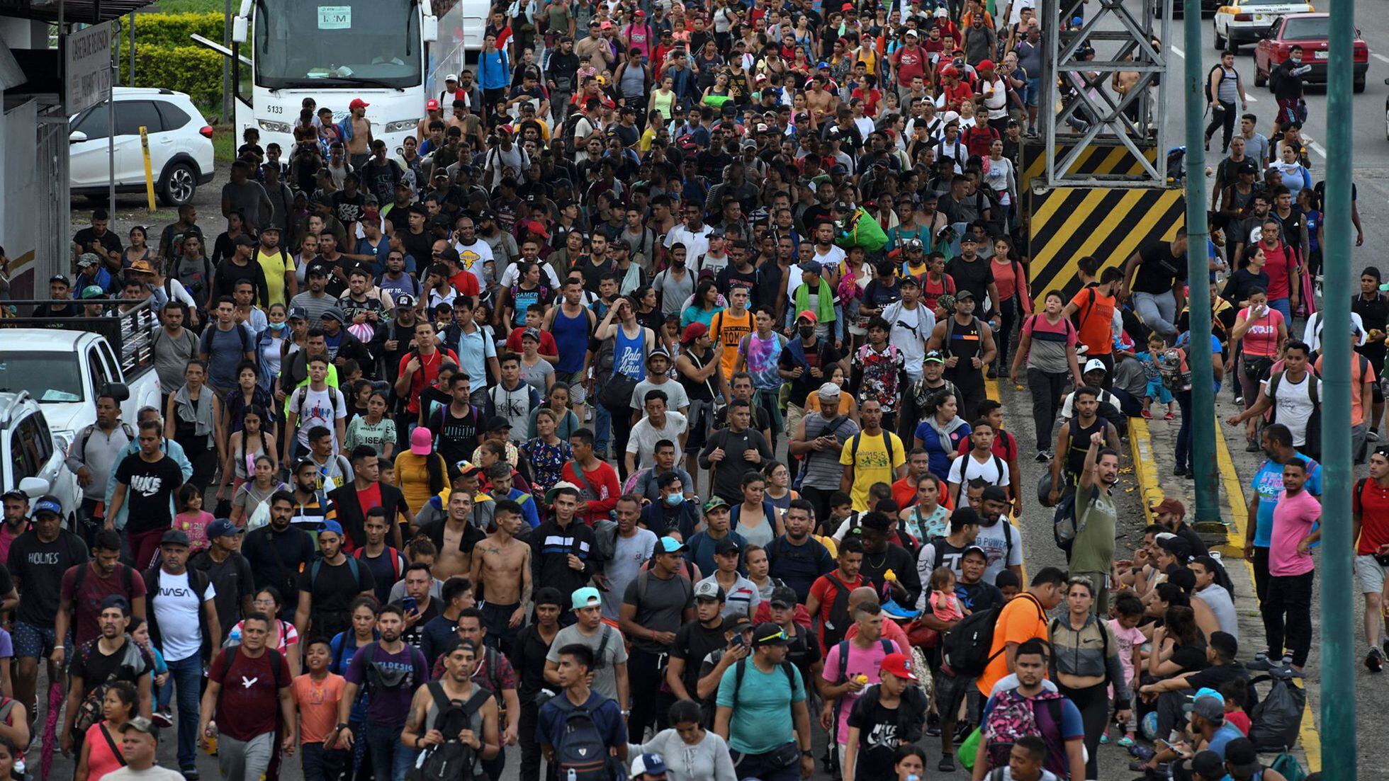 Obligados a caminar sin detenciones as avanza la caravana de