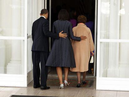 Barack Obama, su esposa Michelle, y su suegra Marian Robinson, llegan a la iglesia de St John.