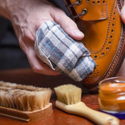 Una selección cuidada de productos básicos para limpiar a conciencia los zapatos de piel.