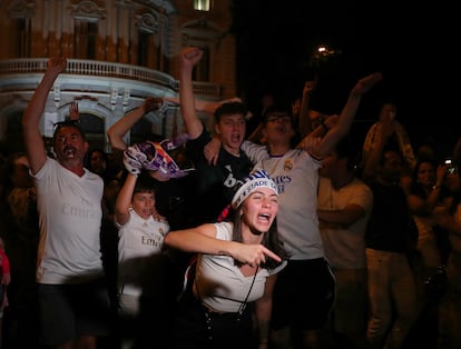 Aficionados del Real Madrid celebran la decimocuarta Champions en la Cibeles.