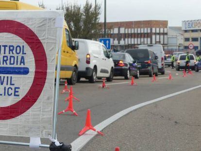 Control de la Guardia Civil para comprobar que se respeta el confinamiento perimetral de Zaragoza