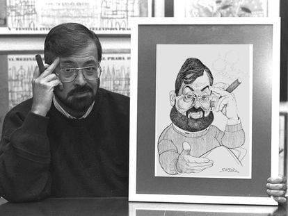 Chicho Ibáñez Serrador, con puro en una mano y en la otra una caricatura suya, en 1994.