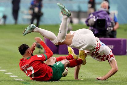 Marko Livaja, a la a derecha, cae al suelo tras una jugada con Sofiane Boufal.