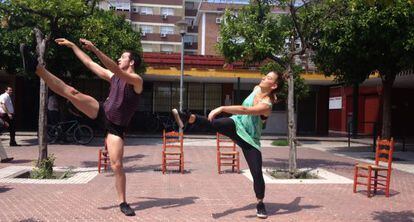 El bailarín Aitor Matres y una de las estudiantes ensayan en la plaza de La Toná.