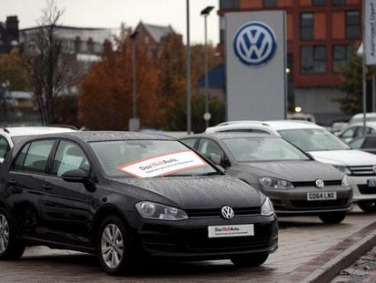 Coches de Volkswagen aparcados en las afueras de un concesionario en Londres. REUTERS/Suzanne Plunkett