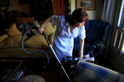 Una empleada de hogar trabajando en una casa en Madrid.