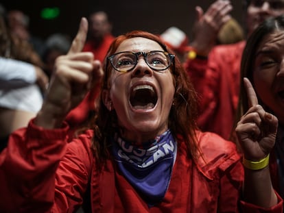 Seguidores de Carlos Fernando Galán, celebran los resultados electorales, en el Cubo de Colsubsidio, en Bogotá, el 29 de octubre de 2023.