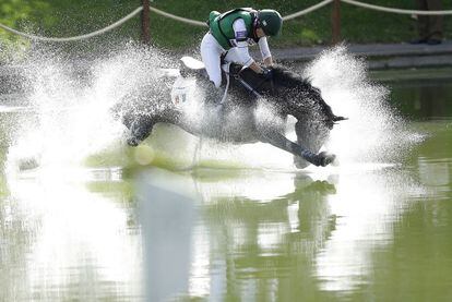 La irlandesa Camilla Speirs compite junto a su caballo, Portersize Just A Jiff, en la prueba concurso completo.