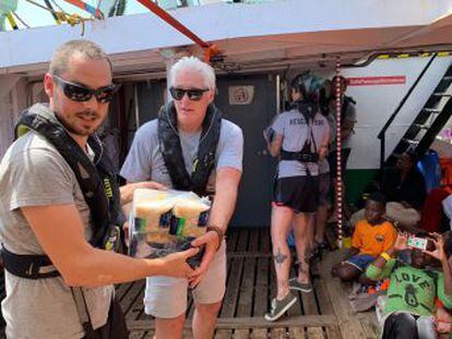 El actor Richard Gere lleva víveres al buque que aguarda puerto hace ocho días con 212 personas a bordo
