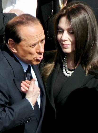 El primer ministro italiano, Silvio Berlusconi, y su esposa, Veronica Lario, en una fotografía de archivo en Roma.
