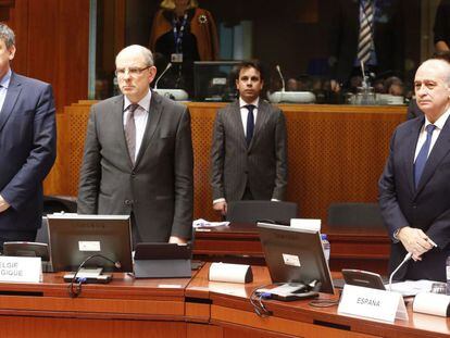 De izquierda a derecha, el ministro belga de Interior, Jan Jambon; el de Justicia, Koen Geens, y el responsable español de Interior, Jorge Fernández Díaz, este jueves durante el minuto de silencio en Bruselas.