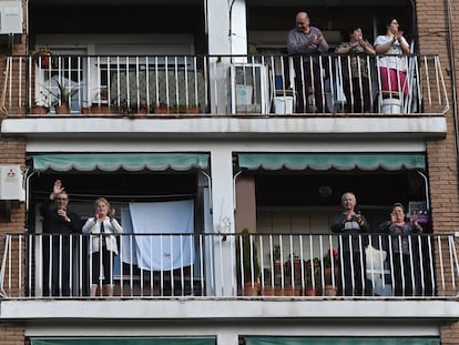 Vecinos de Alcalá de Henares aplauden desde sus balcones en homenaje y reconocimiento a la labor de los servicios sanitarios.