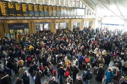 Pasajeros en la estación de trenes de King's Cross, en Londres, durante una huelga de transportes este miércoles.