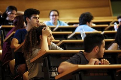 Alumnos de la Universidad Complutense durante los exámenes.