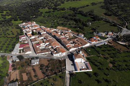 Vista aérea de Cumbres de Enmedio (Huelva), el pueblo donde nadie votó No.