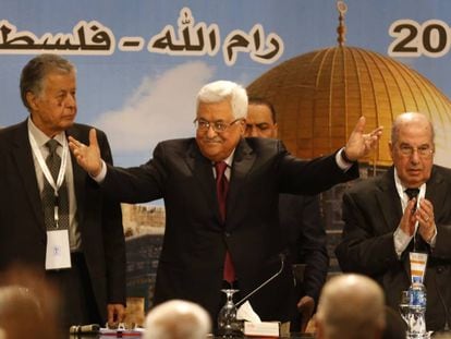 El presidente palestino, Mahmud Abbas (centro), en la apertura de la sesión del Consejo Nacional de la OLP en Ramala.