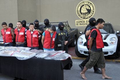 Los cinco detenidos por el ataque al Casino de Monterrey son presentados a los medios.
