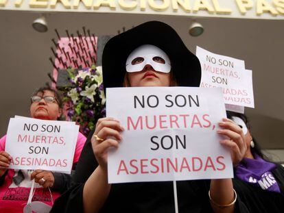 Mujeres sostienen carteles que dicen 'No están muertas, son asesinadas' durante una protesta para conmemorar el Día Internacional de la Mujer en Ciudad Juárez, México.