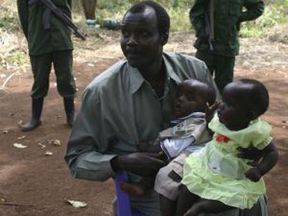 El fugitivo Joseph Kony, con sus hijos en 2008.