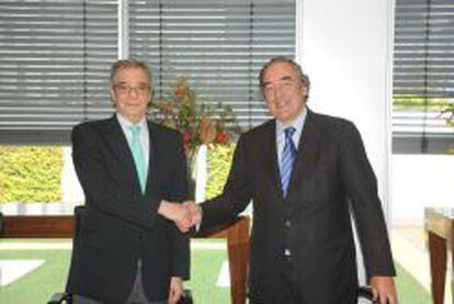 El presidente de Telef&oacute;nica, C&eacute;sar Alierta, junto al presidente de CEOE, Juan Rosell, ayer en Madrid. 