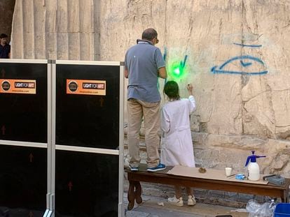 Labores de retirada con tecnología láser de las pintadas en el Panteón de Roma.