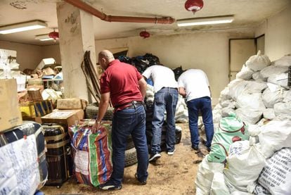 Efectivos del departamento antidroga libanés hacen el inventario de 300 toneladas de droga incautada en el sótano de la comisaria Habesh de Beirut