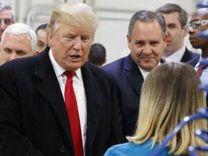 Donald Trump saluda a trabajadores de una f&aacute;brica de Carrier en Indianapolis (EE UU)