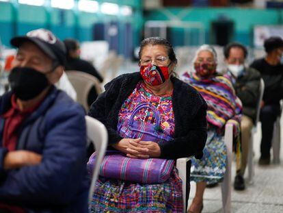 Varias personas esperan a ser vacunadas, este jueves en San Pedro Sacatepéquez, Guatemala.