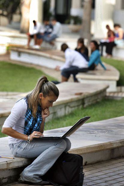 Una estudiante en el campus de San Vicente, en Alicante.