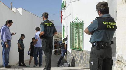 Los agentes recogen pruebas este viernes en el lugar de C&uacute;llar Baza (Granada) donde una mujer de 65 a&ntilde;os ha sido asesinada por su pareja.