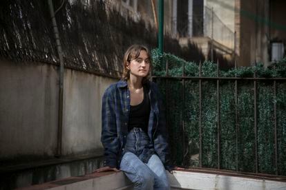 Carla, una adolescente de Barcelona que recibe apoyo psicológico, en la terraza de su casa. 